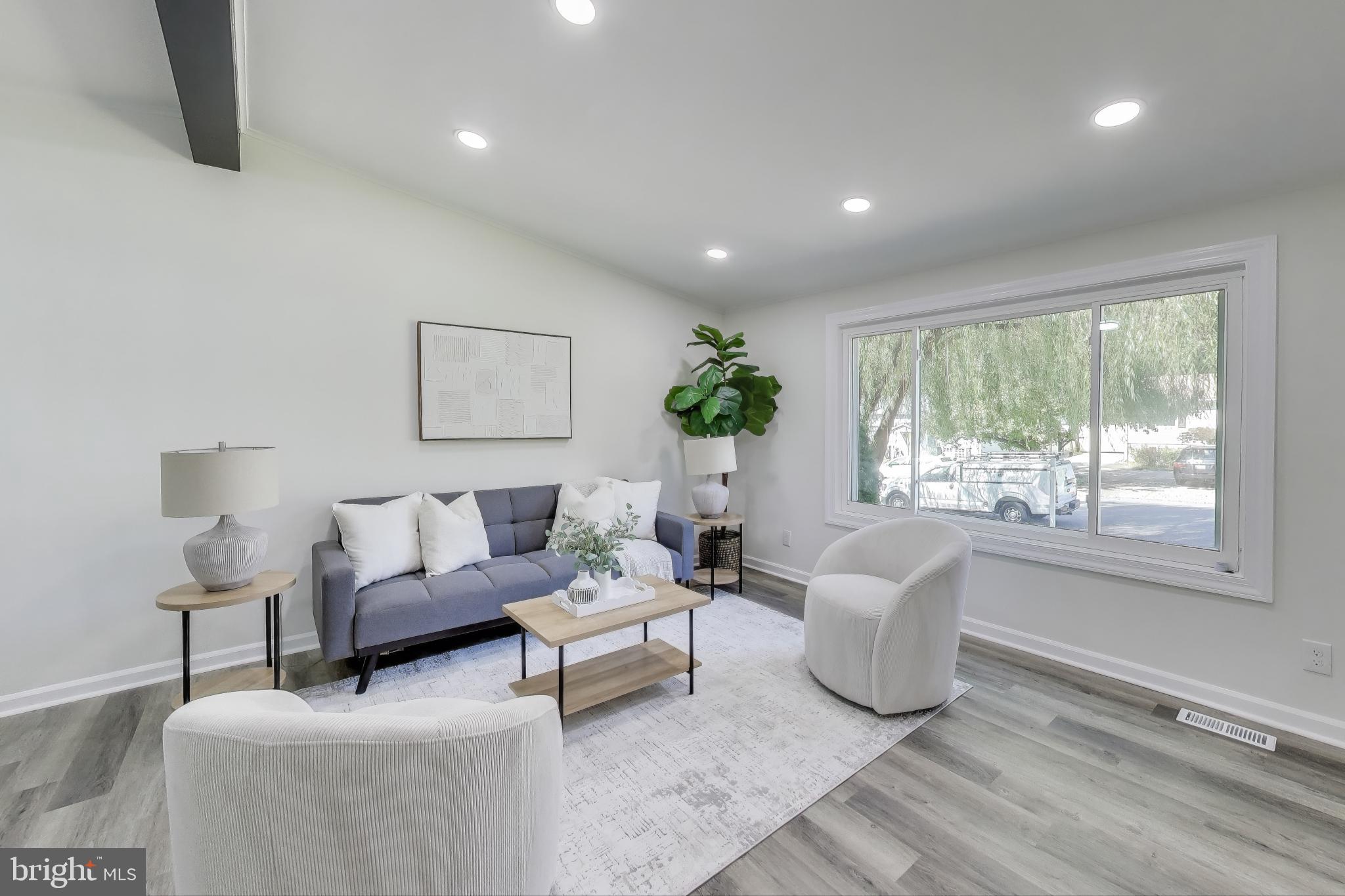 18905 Red Oak Lane Triangle, VA 22172 - Photo 4 of 38 a living room with furniture and a large window