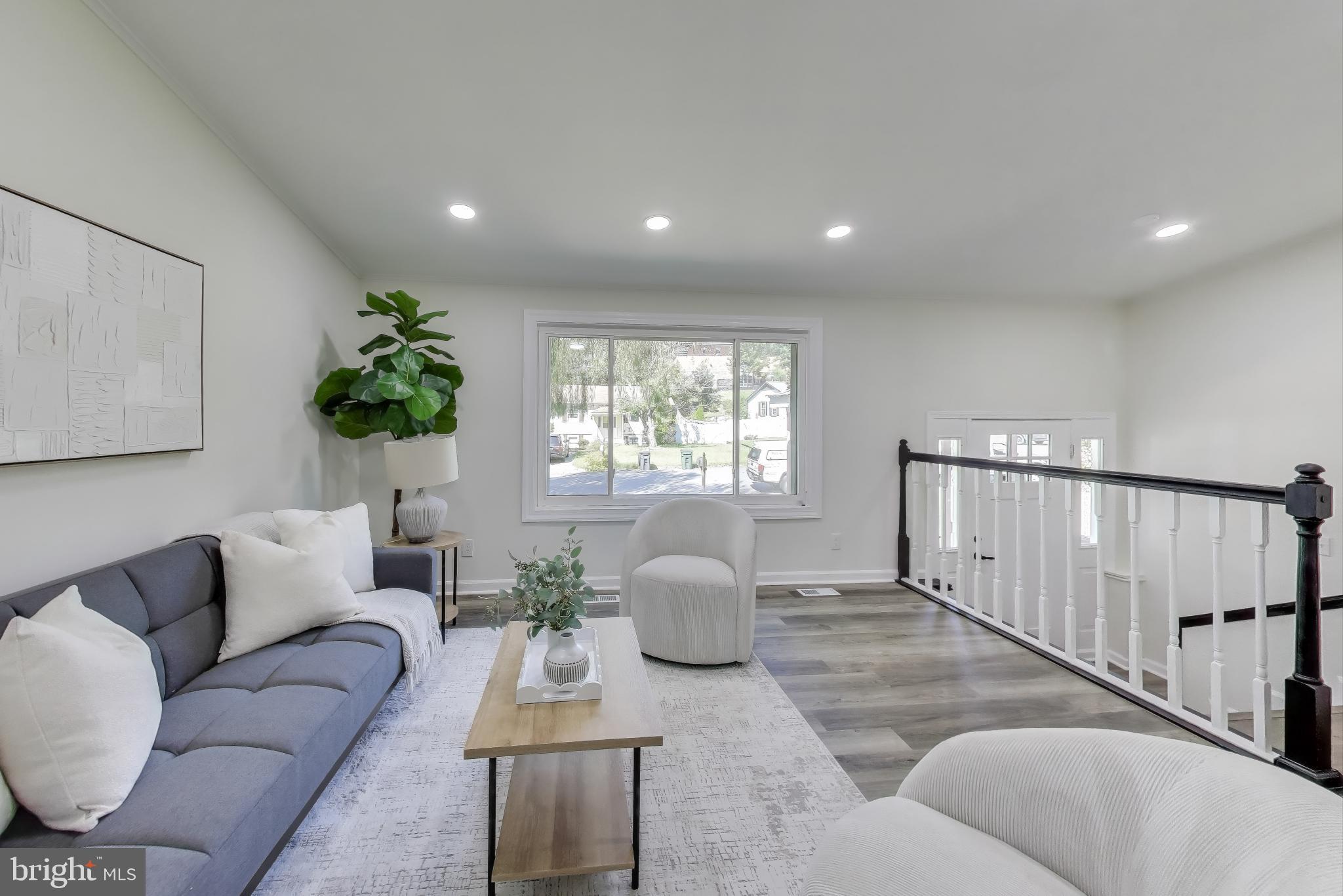 18905 Red Oak Lane Triangle, VA 22172 - Photo 5 of 38 a living room with furniture and a wooden floor