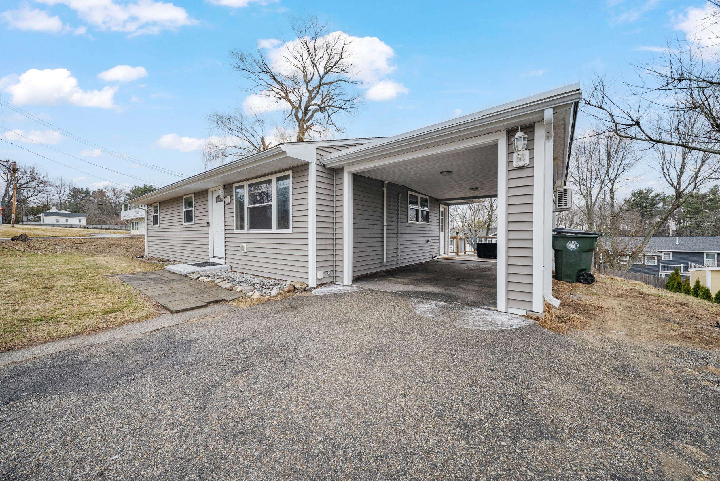 370 Huse Road Manchester, NH 03103 - Photo 4 of 31 Gallery Image 4