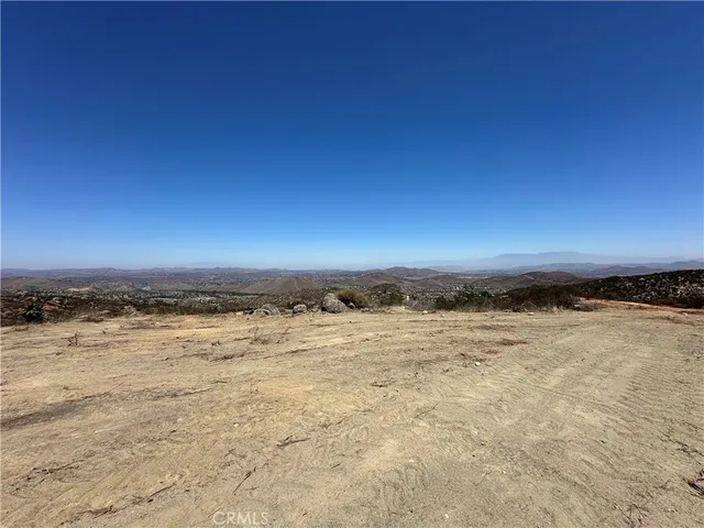 a view of a dry yard