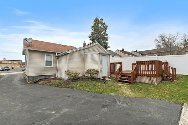 a view of a house with backyard and trees