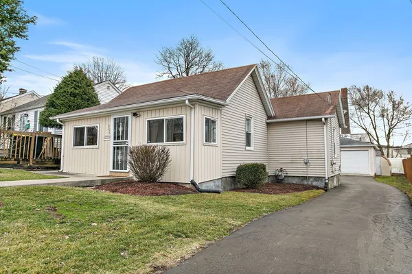 a view of a house with backyard