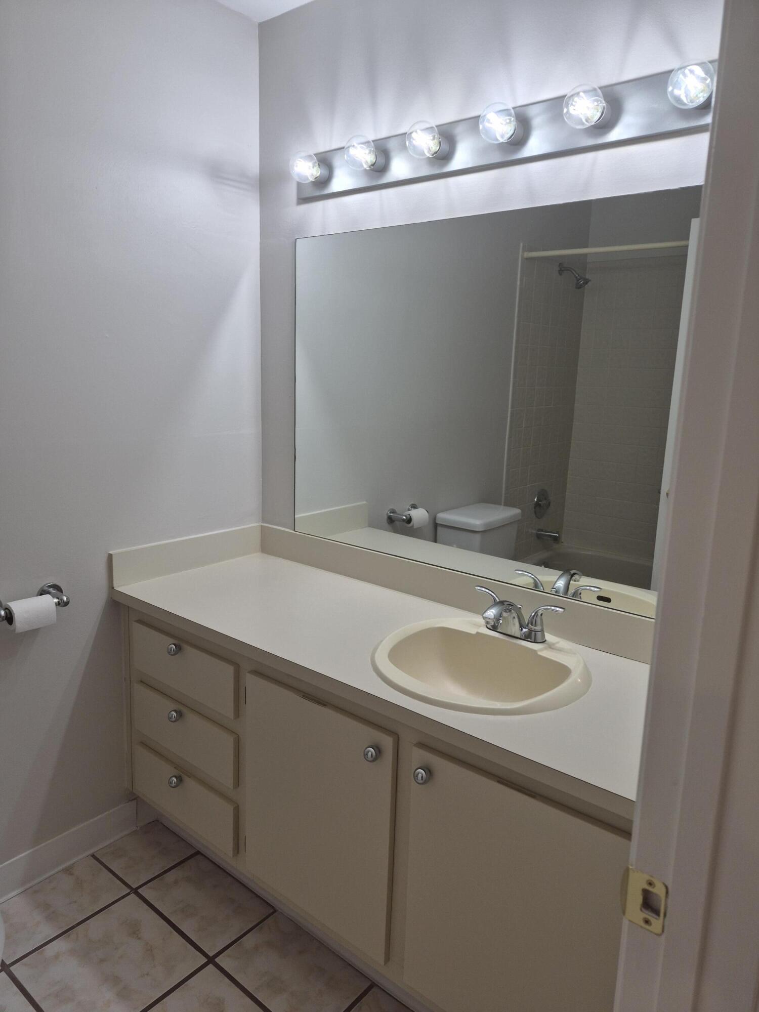394 Springdale Circle Palm Springs, FL 33461 - Photo 14 of 28 20260223_111901