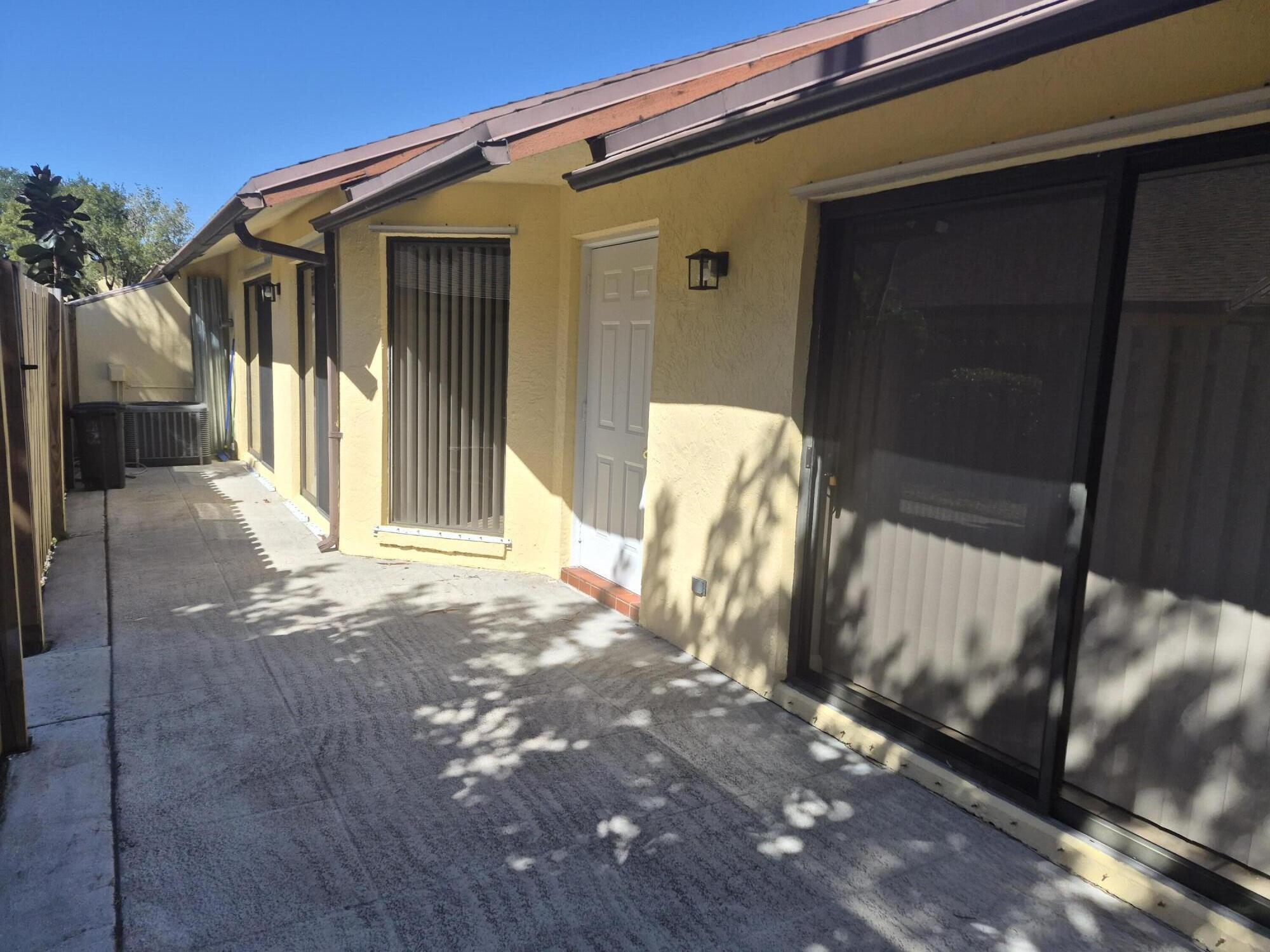 394 Springdale Circle Palm Springs, FL 33461 - Photo 4 of 28 20260223_111625