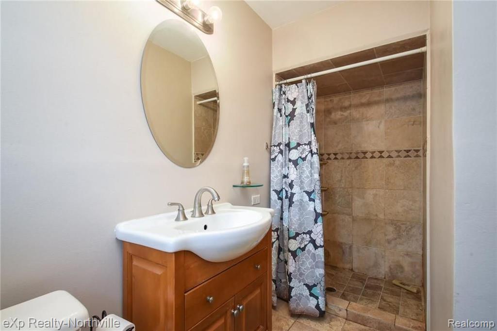 28471 Thorny Brae Road Farmington Hills, MI 48331 - Photo 15 of 27