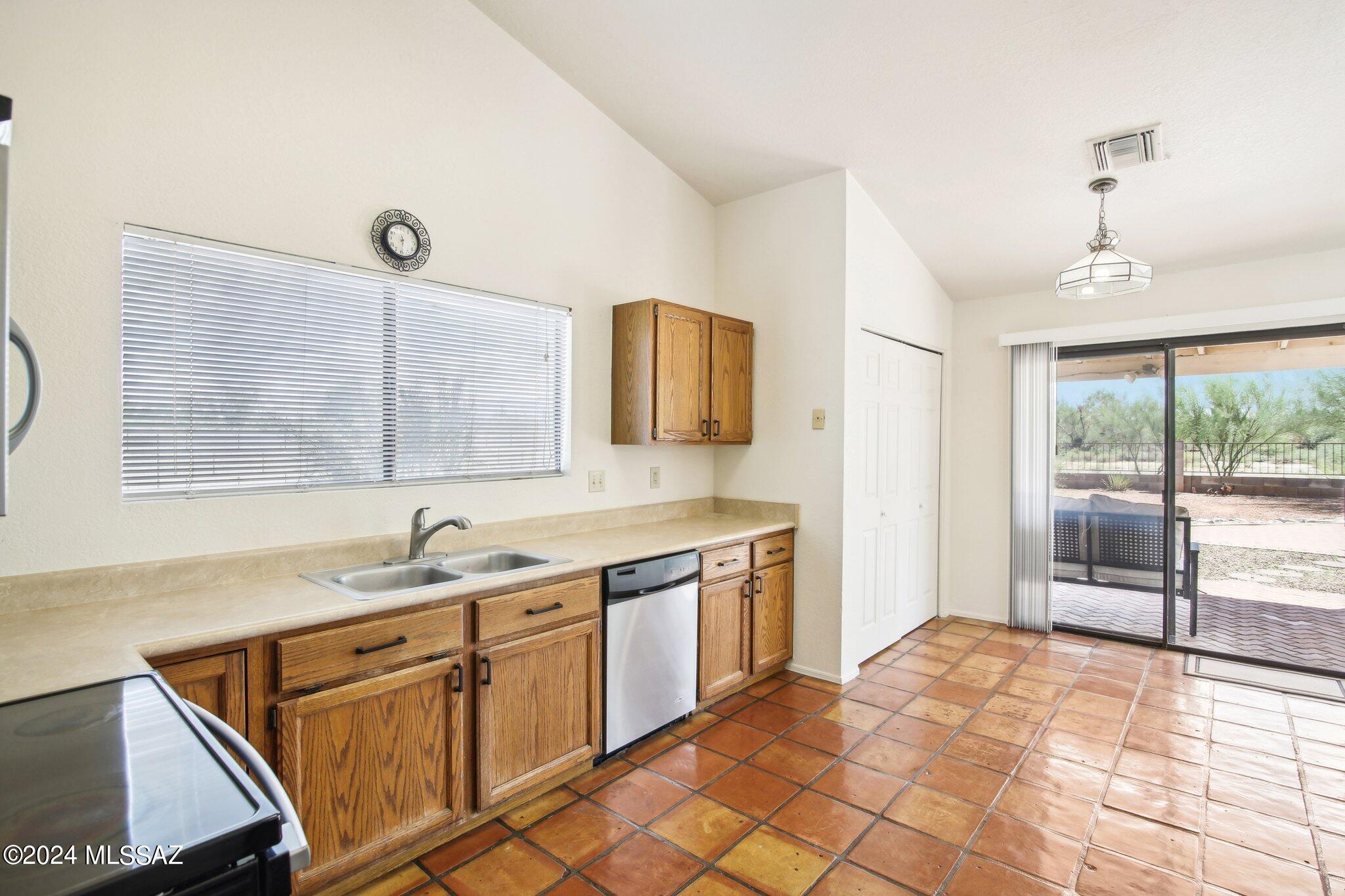 4649 West Lessing Lane Tucson, AZ 85742 - Photo 10 of 49