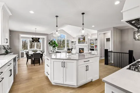 $1,699,500 | 7100 Highland Court, Eden Prairie, MN 55346