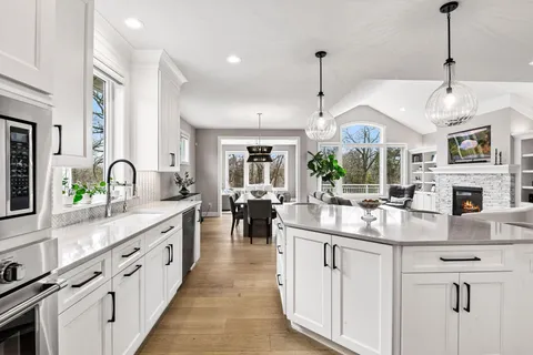 $1,699,500 | 7100 Highland Court, Eden Prairie, MN 55346