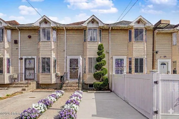 $499,998 | 47 Tappen Court | Stapleton