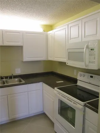 $2,000 | 527 Shady Pine Way, Unit A2, Greenacres, FL 33415