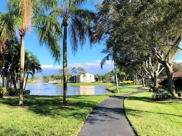 $2,000 | 527 Shady Pine Way, Unit A2, Greenacres, FL 33415
