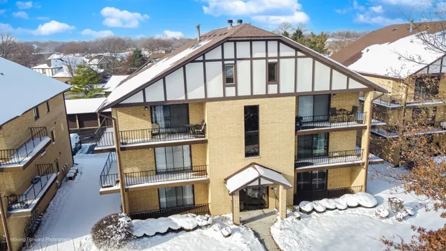 $225,000 | 17960 Royal Oak Court, Unit 2S, Tinley Park, IL 60477