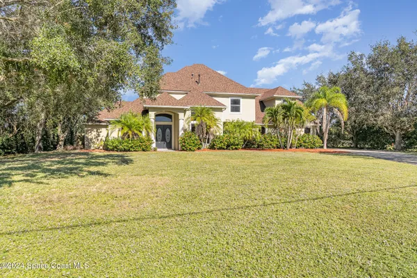 a front view of house with yard