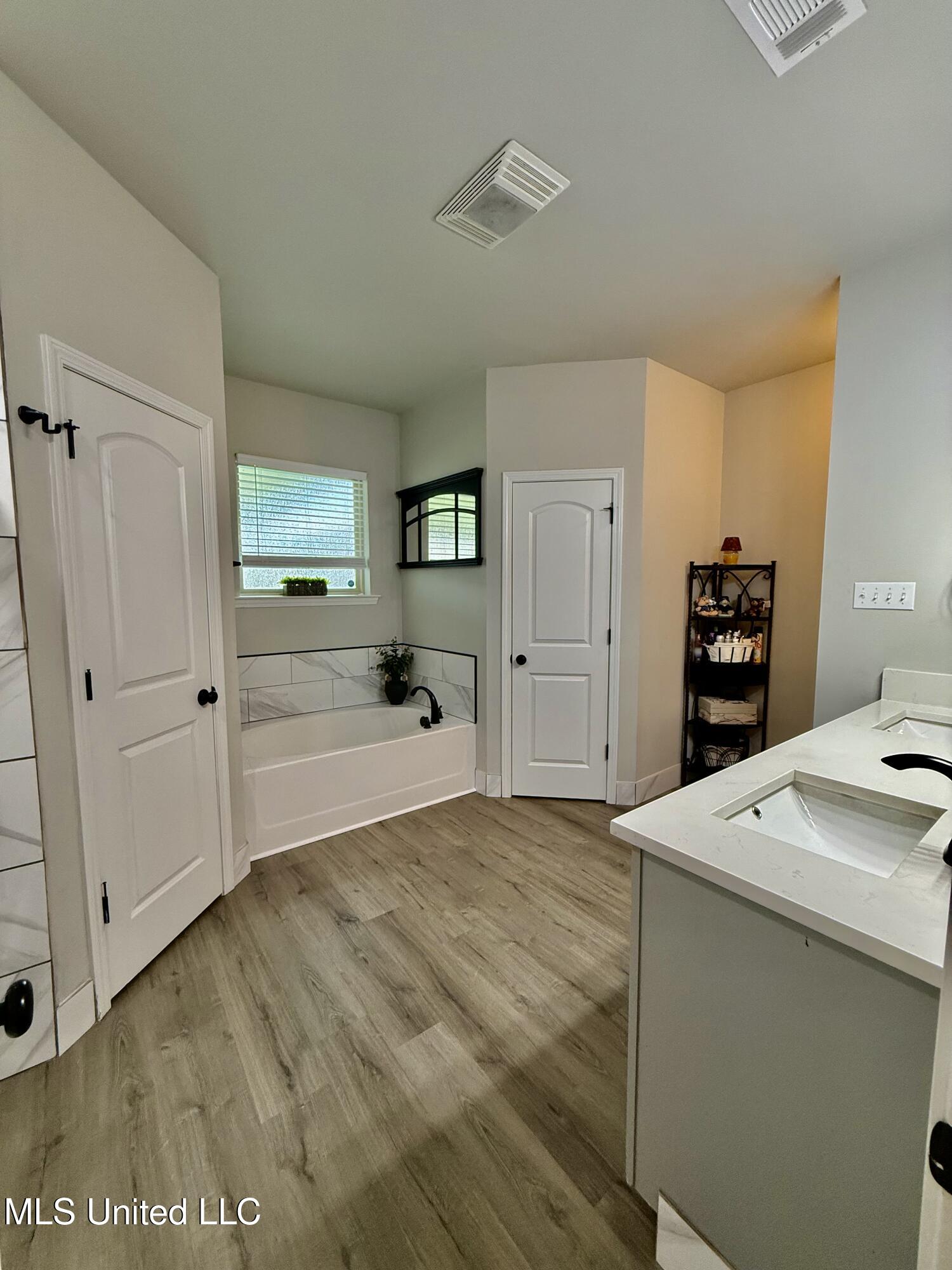 13312 Hilliard Street D'Iberville, MS 39540 - Photo 7 of 37 IMG_1112