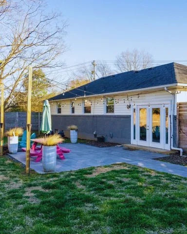 a view of back yard of the house