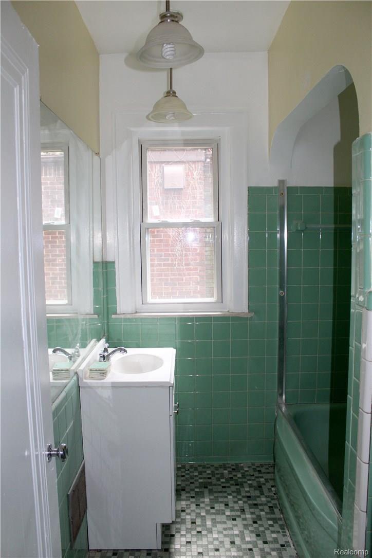 5759 Yorkshire Road Detroit, MI 48224 - Photo 15 of 29 img_0405.jpg