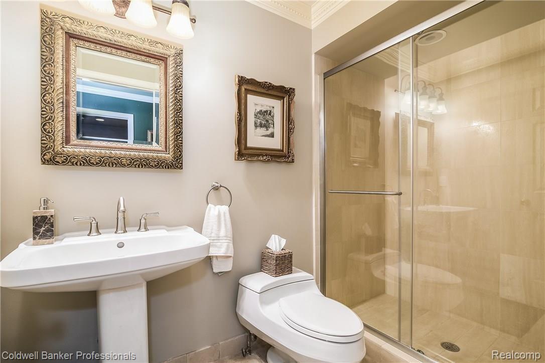 294 Cayuga Road Lake Orion, MI 48362 - Photo 17 of 39 023-Bathroom-5093842-large.jpg