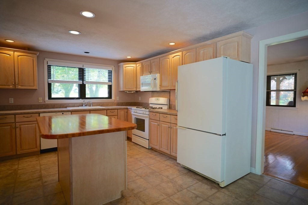 6 Briscoe Road Groveland, MA 01834 - Photo 9 of 28 Gallery Image 9