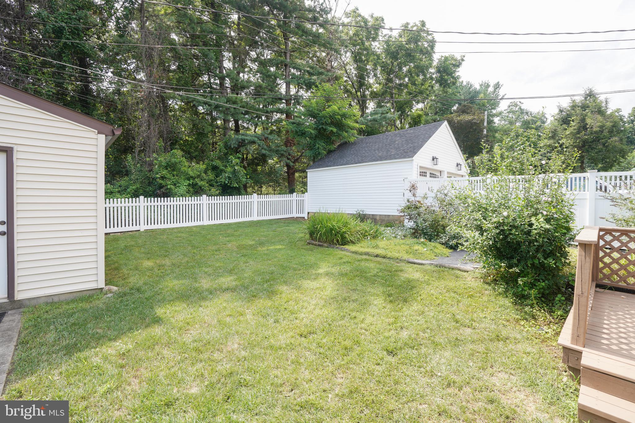 616 Warwick Road Baltimore, MD 21229 - Photo 27 of 32 Partially fenced yard- easy to mow