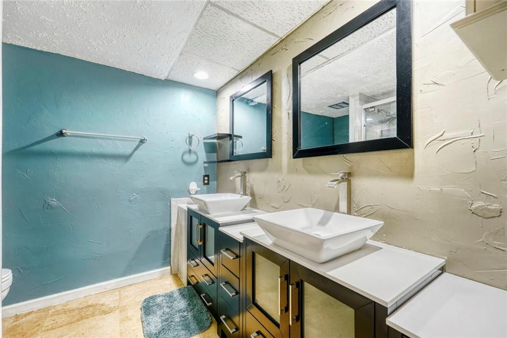 6851 Roswell Road, Unit M13 Atlanta, GA 30328 - Photo 20 of 28 a bathroom with a sink and a mirror
