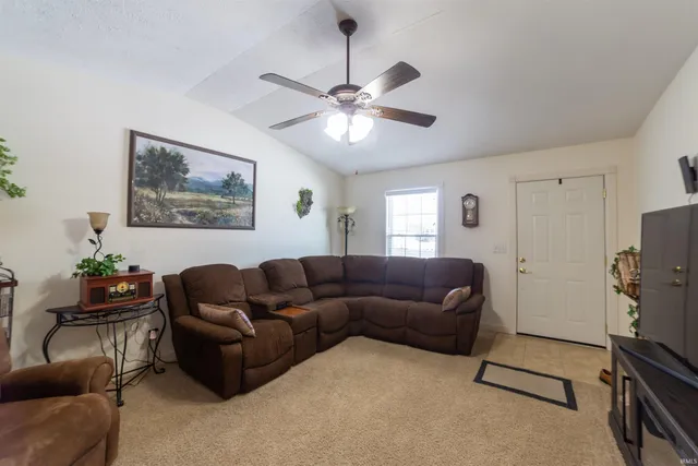 $200,000 | 511 South 8th Avenue, Haubstadt, IN 47639