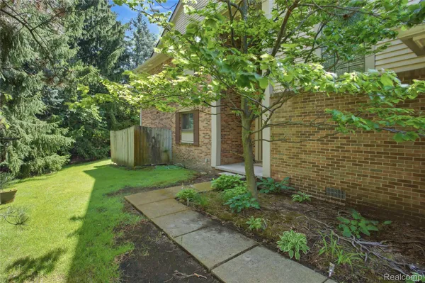 $275,000 | 37091 Kirkshire Court, Farmington, MI 48331