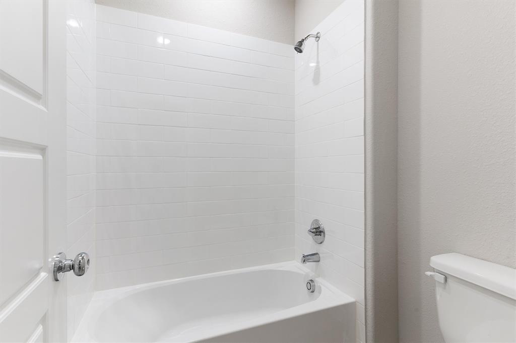 2010 Sandpiper Way Princeton, TX 75407 - Photo 31 of 40 a bathroom with a bathtub