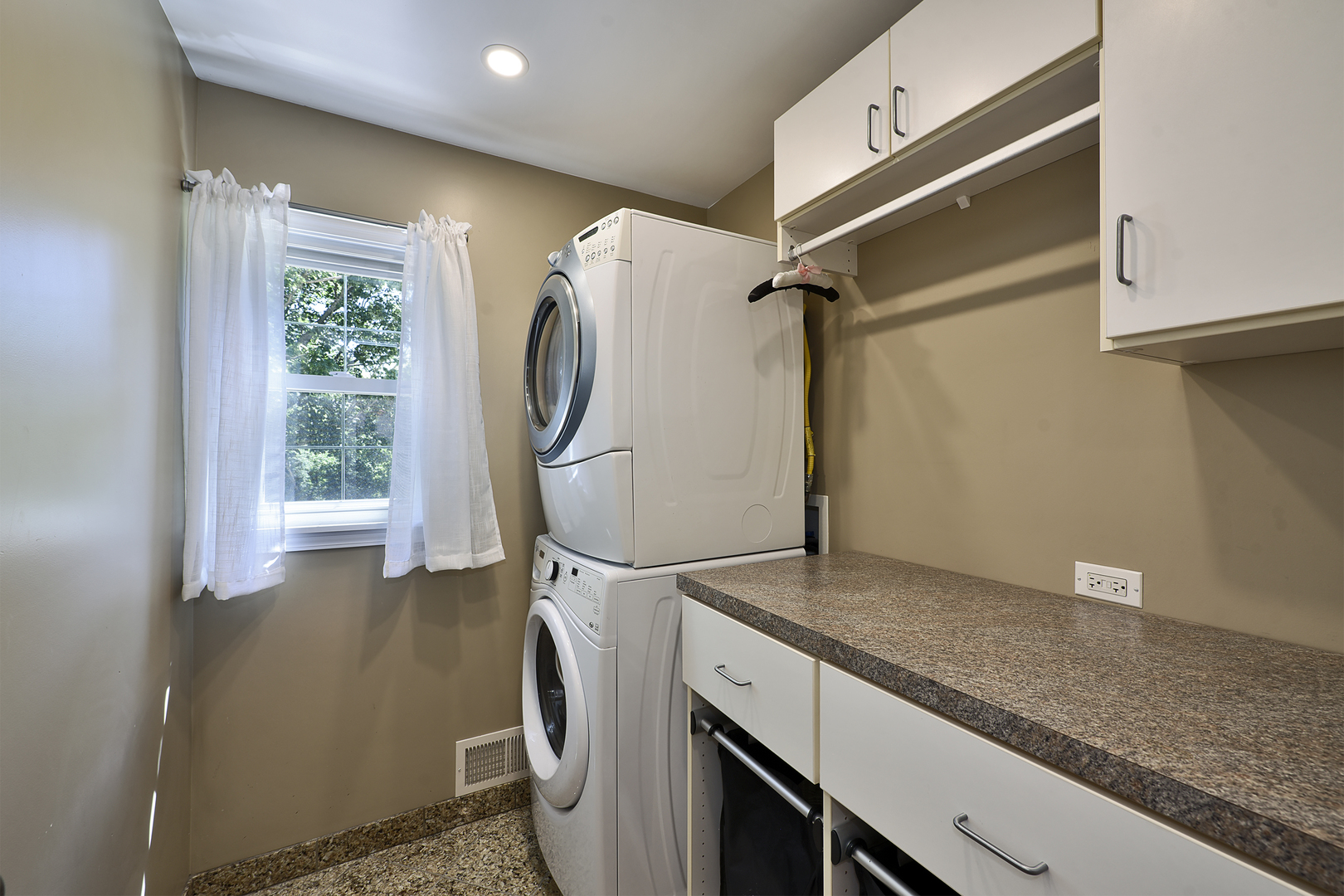 381 Grayfriars Lane Inverness, IL 60067 - Photo 15 of 37