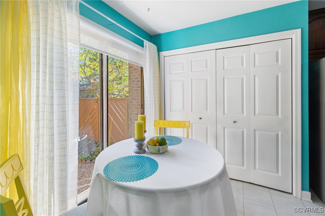 13512 Heathbrook Road Midlothian, VA 23112 - Photo 6 of 33 Sunny eat-in kitchen with roller shade