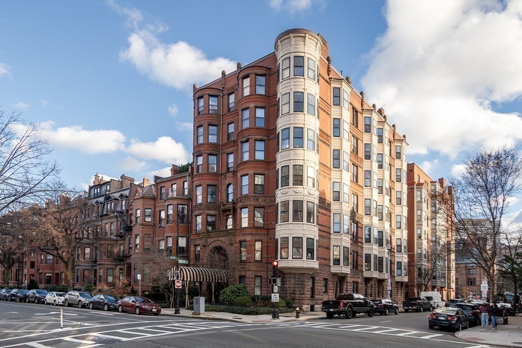 295 Beacon Street, Unit 2 Boston, MA 02116 - Photo 25 of 29 a front view of a building
