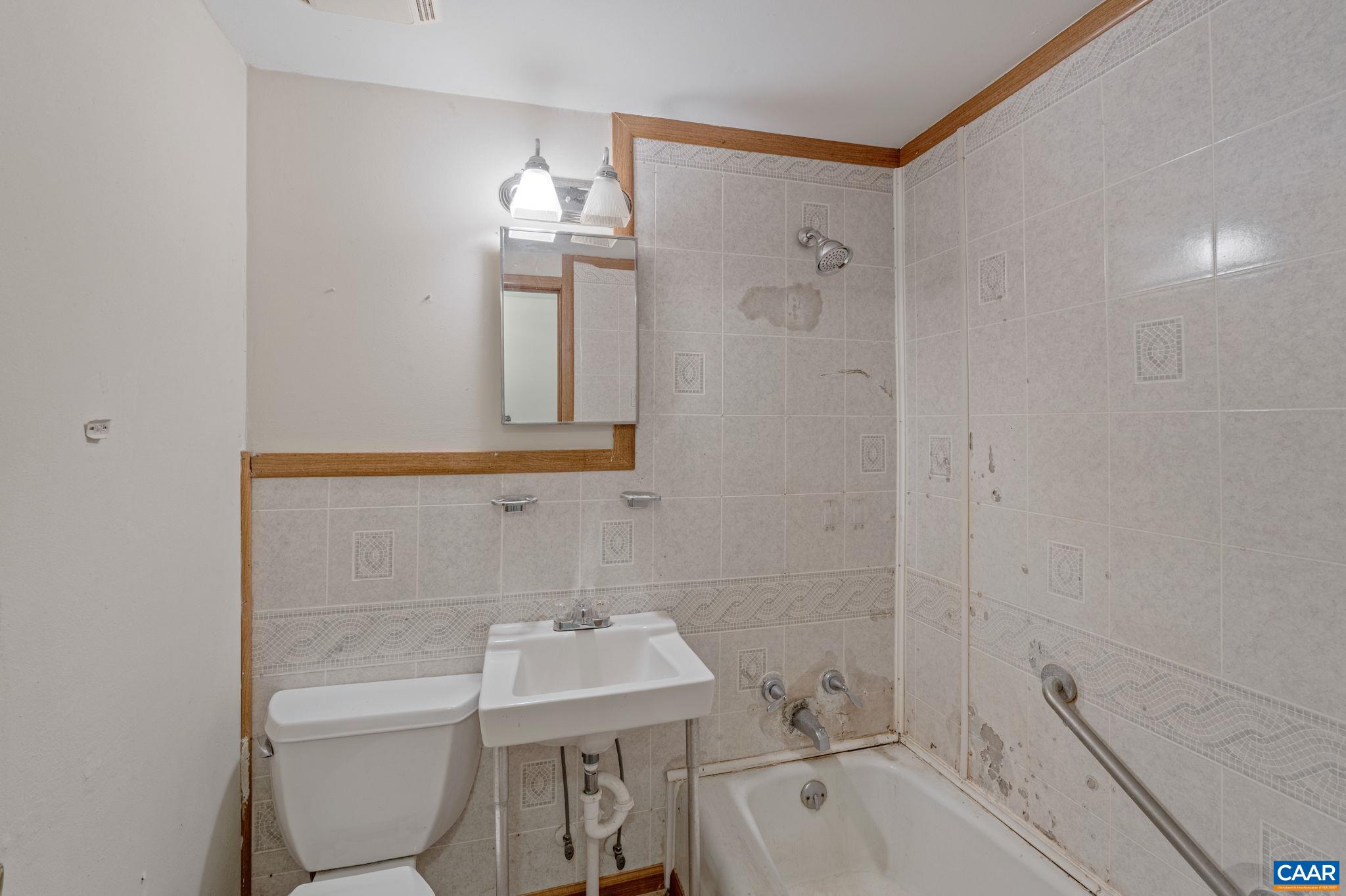 4427 Bunker Hill Road Keswick, VA 22947 - Photo 10 of 23 Full Bathroom