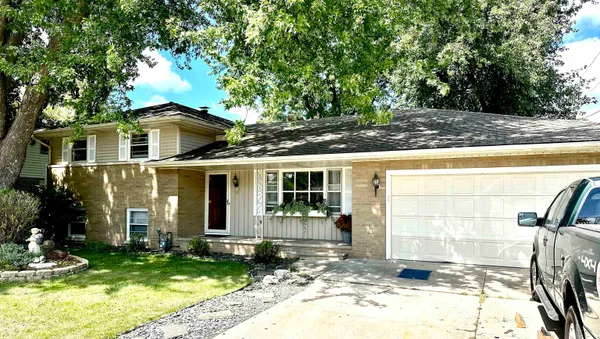 $324,500 | 118 West Greenfield Drive, Little Chute, WI 54140