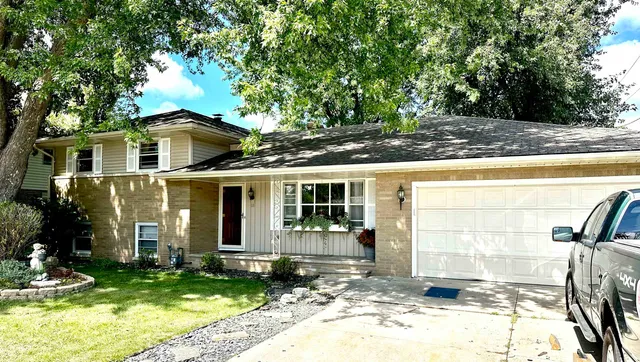 $324,500 | 118 West Greenfield Drive, Little Chute, WI 54140