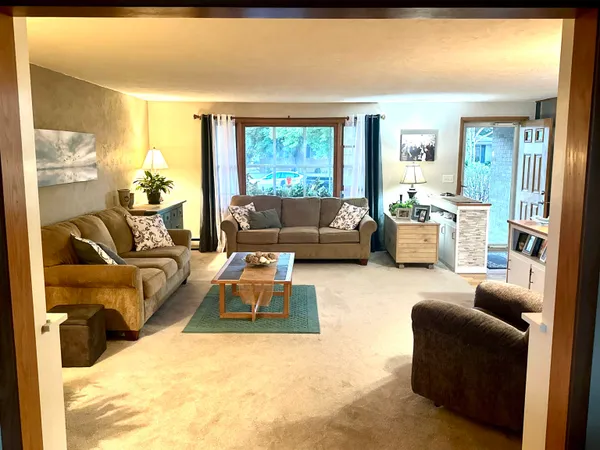 $324,500 | 118 West Greenfield Drive, Little Chute, WI 54140