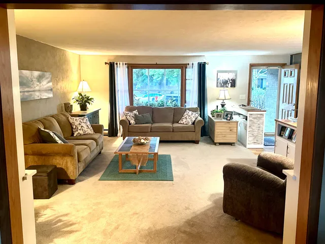 $324,500 | 118 West Greenfield Drive, Little Chute, WI 54140