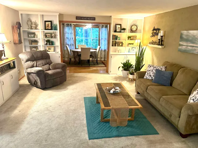 $324,500 | 118 West Greenfield Drive, Little Chute, WI 54140