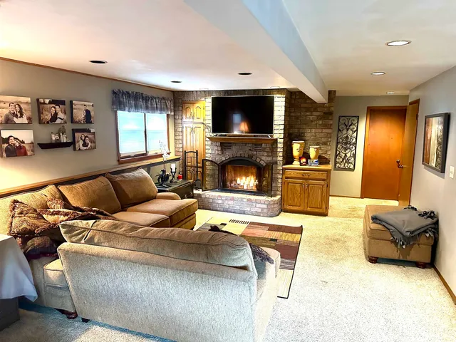 $324,500 | 118 West Greenfield Drive, Little Chute, WI 54140