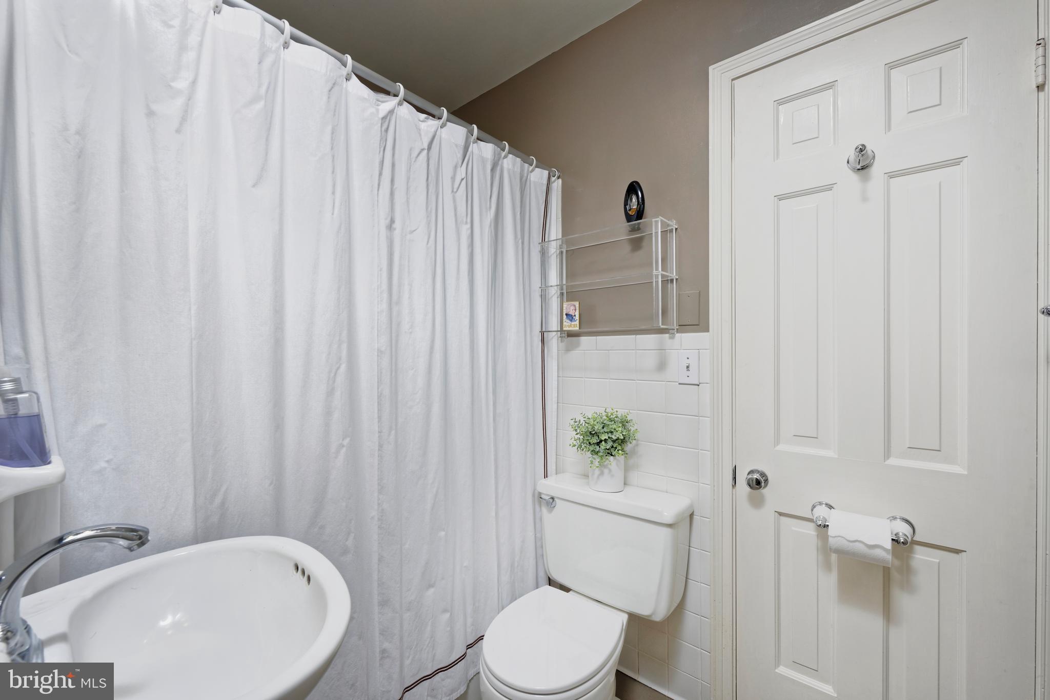 35771 Snake Hill Road Middleburg, VA 20117 - Photo 24 of 74 Jack and Jill bath between the guest rooms