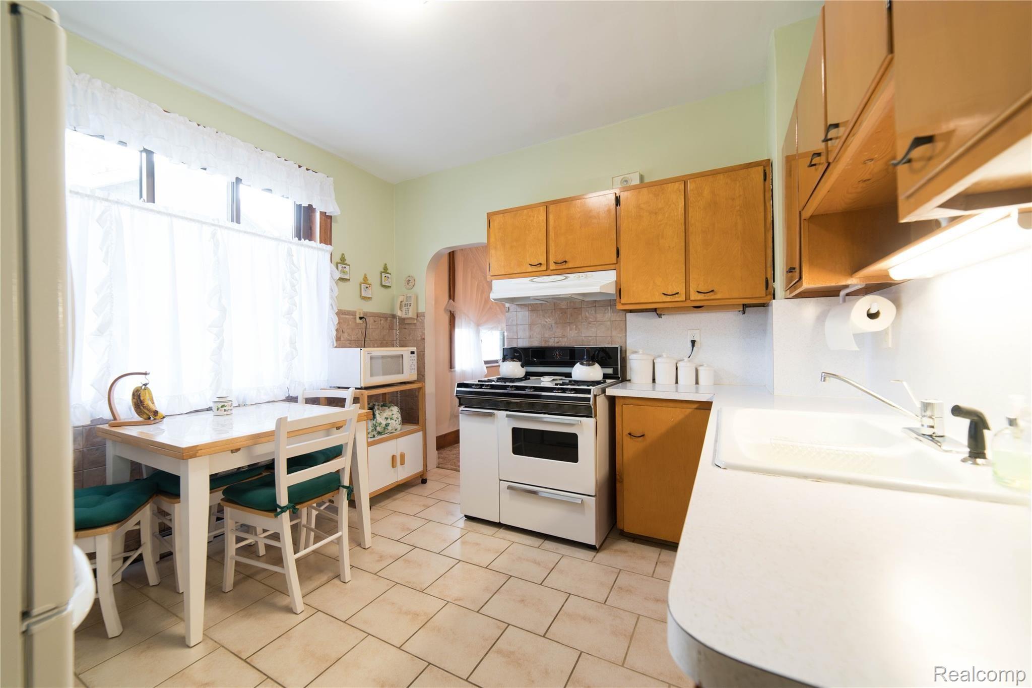 17178 Ryan Road Hamtramck, MI 48212 - Photo 12 of 25 3C2BD808-E2B8-43E4-95D0-677FD4E47AAB.jpeg
