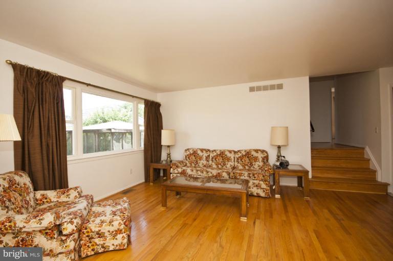 4714 Vicky Road Baltimore, MD 21236 - Photo 15 of 20 Living Room