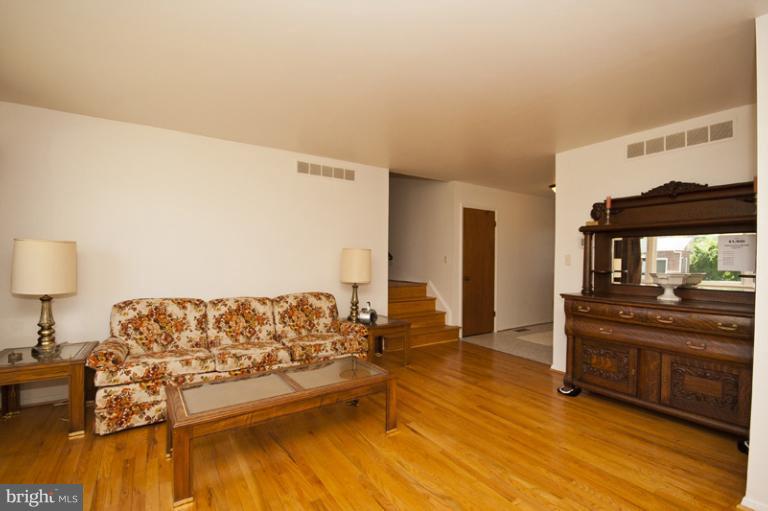 4714 Vicky Road Baltimore, MD 21236 - Photo 5 of 20 Living Room