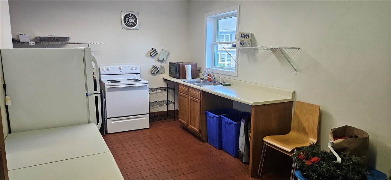 200 Post Road, Unit 323 Warwick, RI 02888 - Photo 14 of 17 full kitchen in clubhouse
