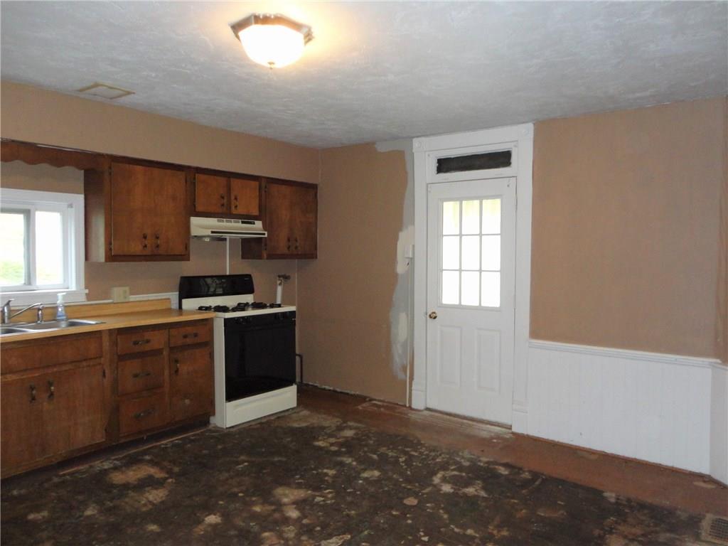625 Spring Street Mars, PA 16046 - Photo 9 of 21 Eat in Kitchen area.