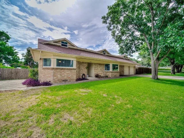 a view of a house with a back yard