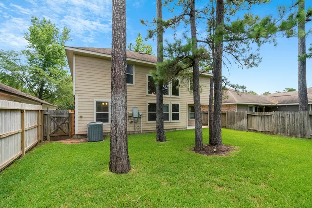 a view of a house with backyard