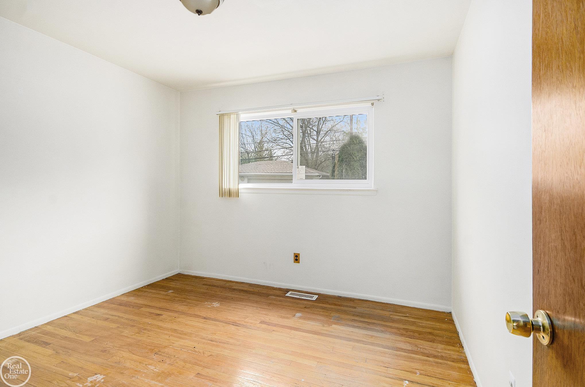 11909 Frazho Road Warren, MI 48089 - Photo 13 of 22 50173315-5d0bc72b-3708-47c0-906d-cd3391924eaa.JPG