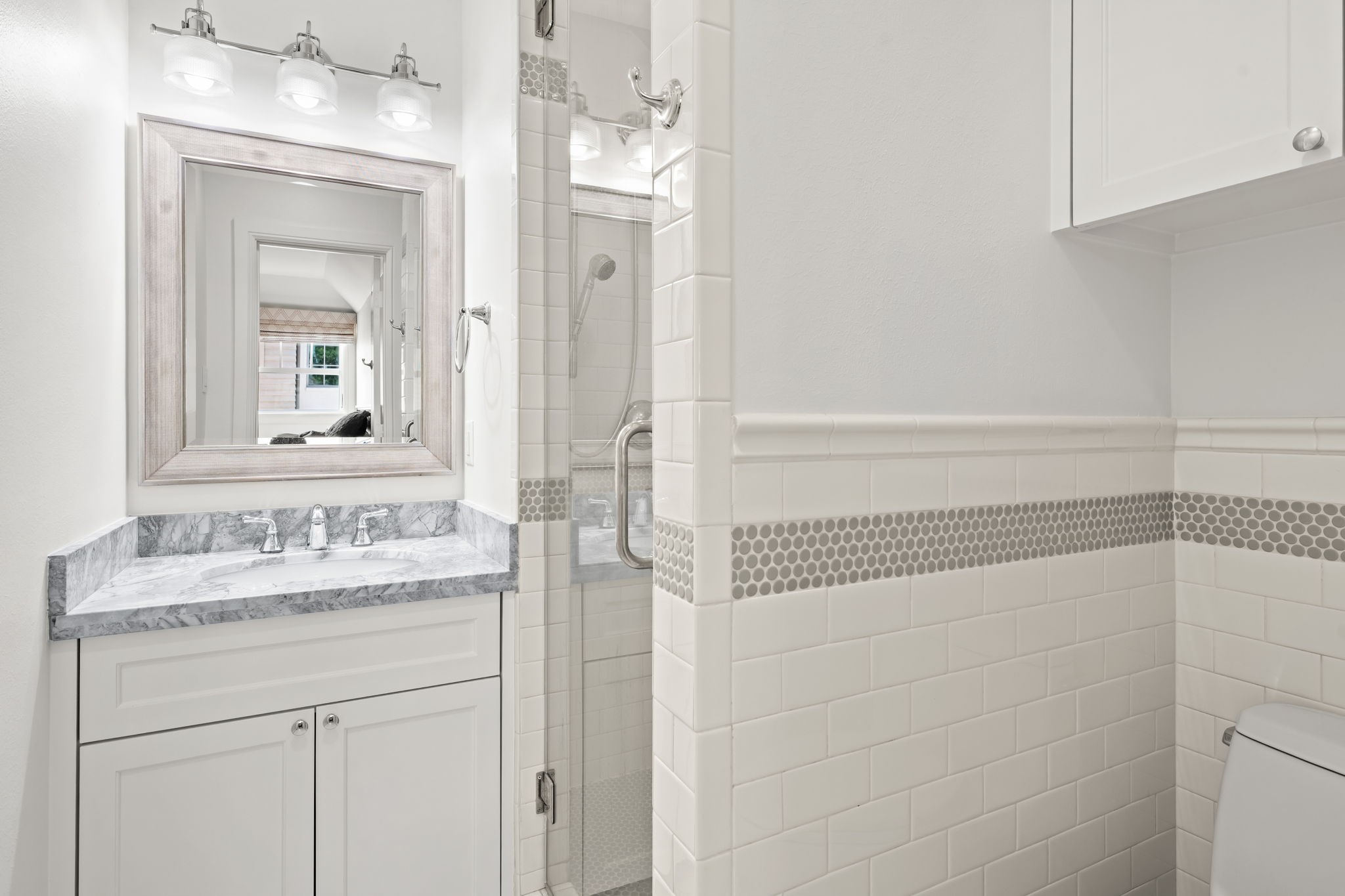 13614 Apple Tree Road Houston, TX 77079 - Photo 26 of 38 a bathroom with a sink and a mirror