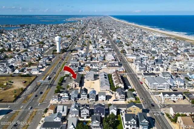 a black and white photo of a living room