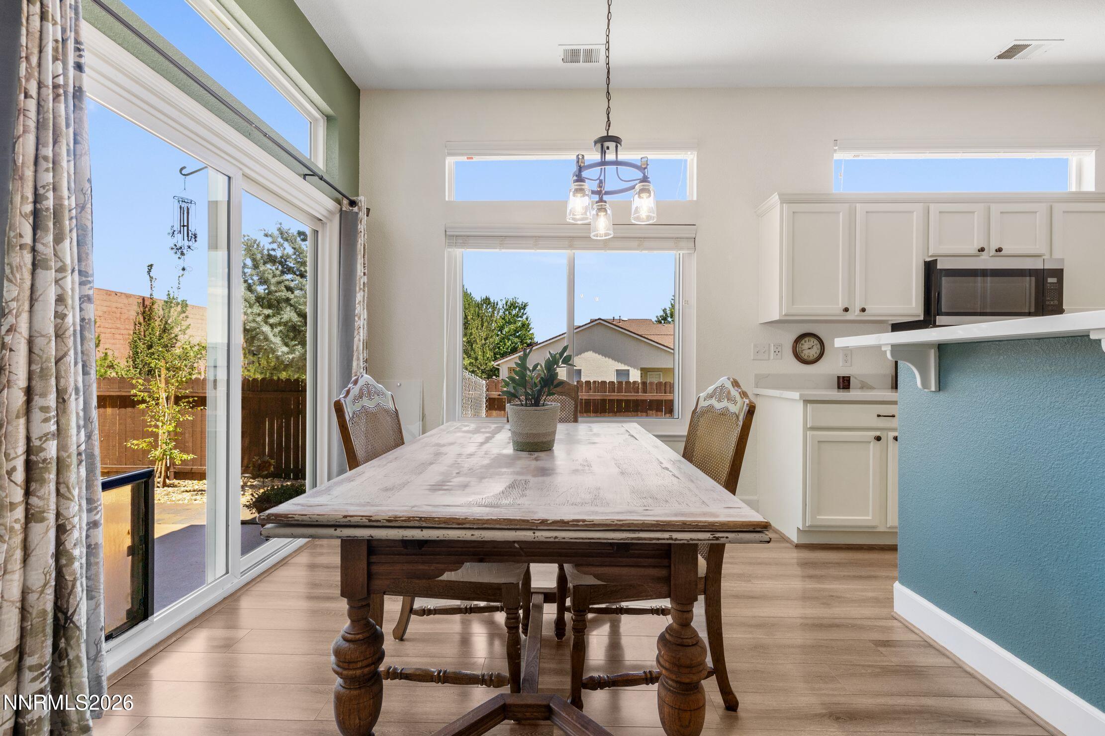 1064 Ridgefield Drive Carson City, NV 89706 - Photo 5 of 27 Dining