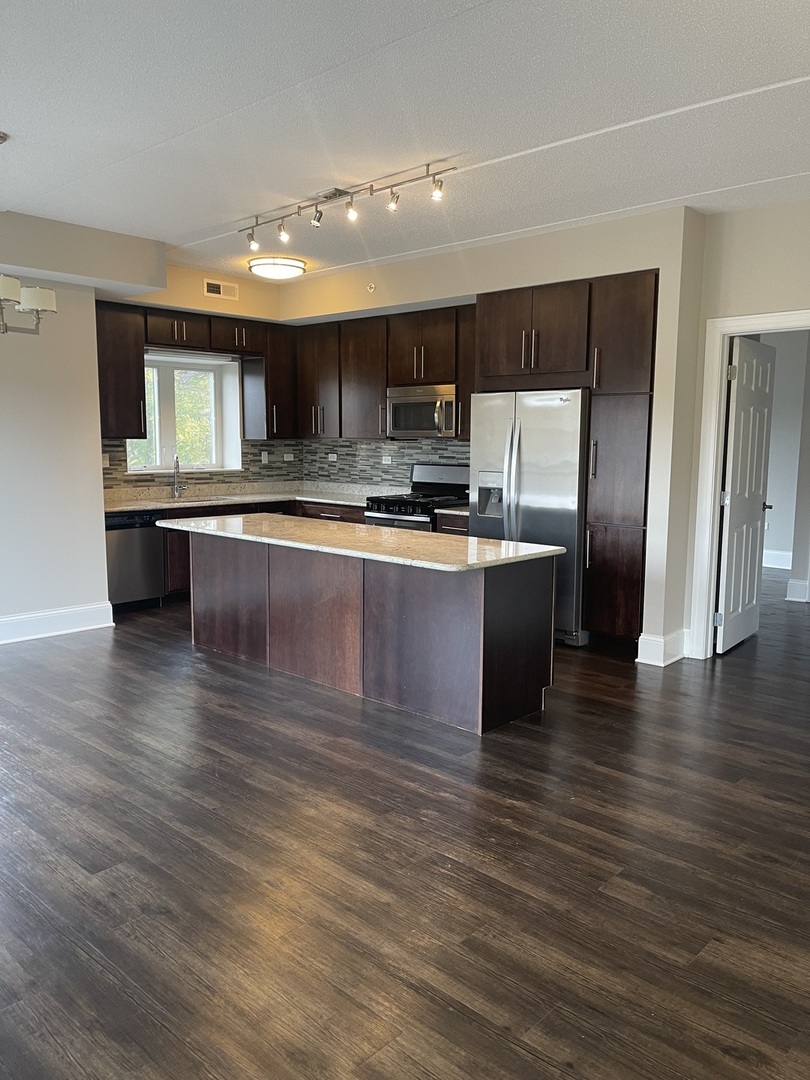 728 North Diamond Lake Road, Unit 202 Mundelein, IL 60060 - Photo 5 of 15